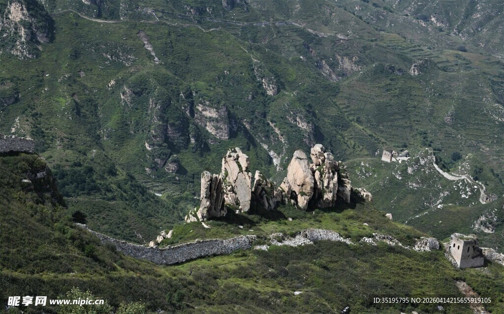 山间奇形岩石景观