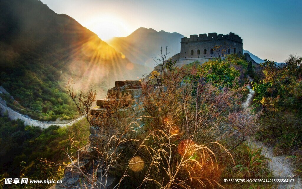日出时分的壮美山间景色