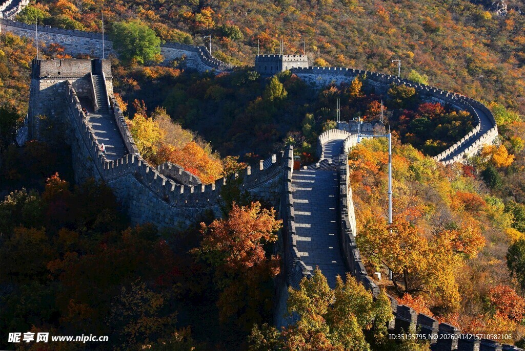 秋日长城美景俯瞰