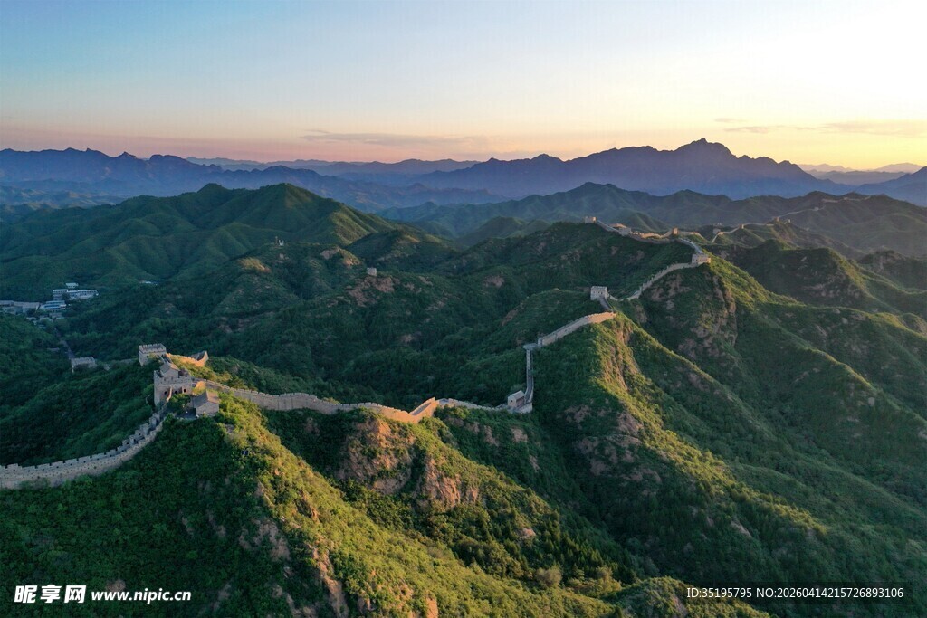 壮丽长城蜿蜒于山峦之间