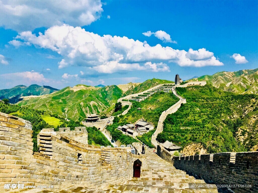 壮丽长城蜿蜒于青山蓝天间