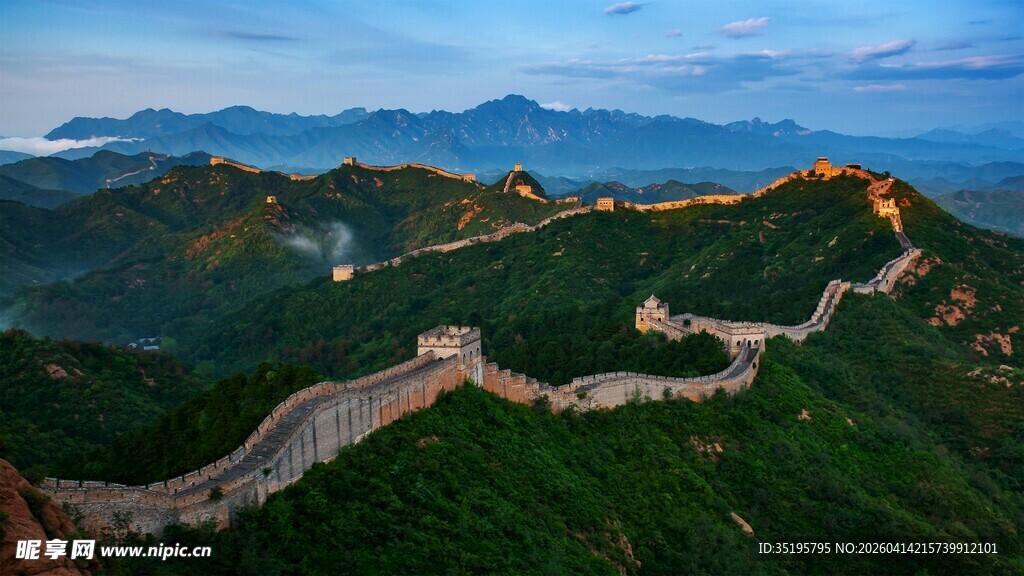 壮丽长城蜿蜒于青山之上