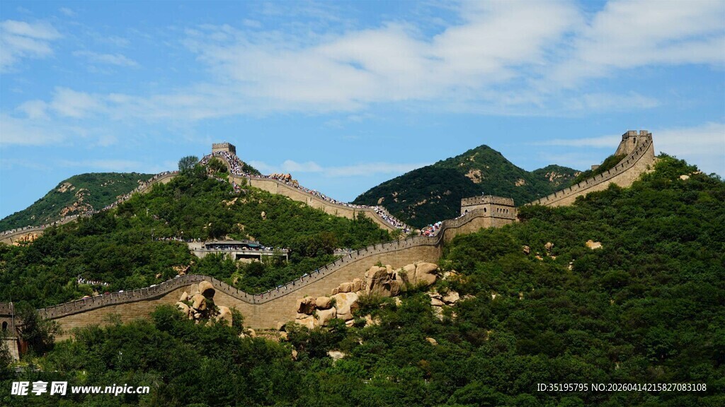 壮丽长城蜿蜒于青山之上
