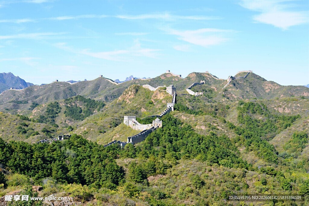 壮丽长城蜿蜒于青山之间