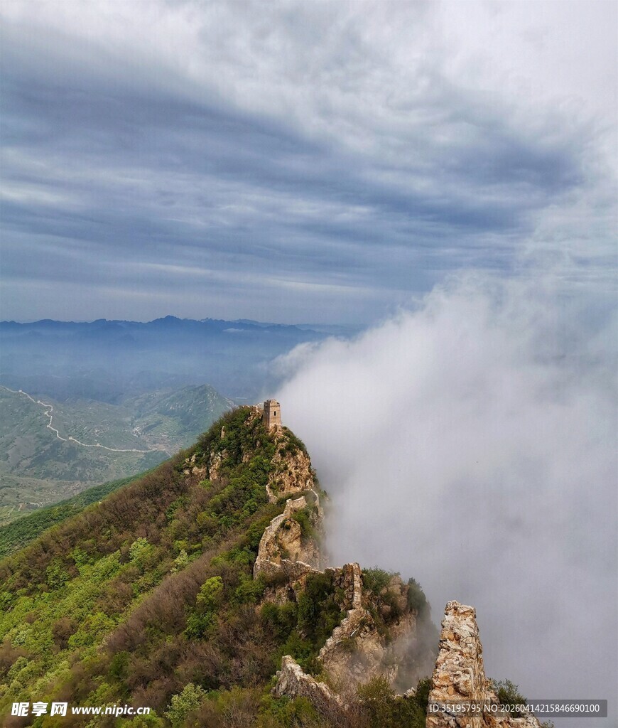 云海环绕的险峻山峰