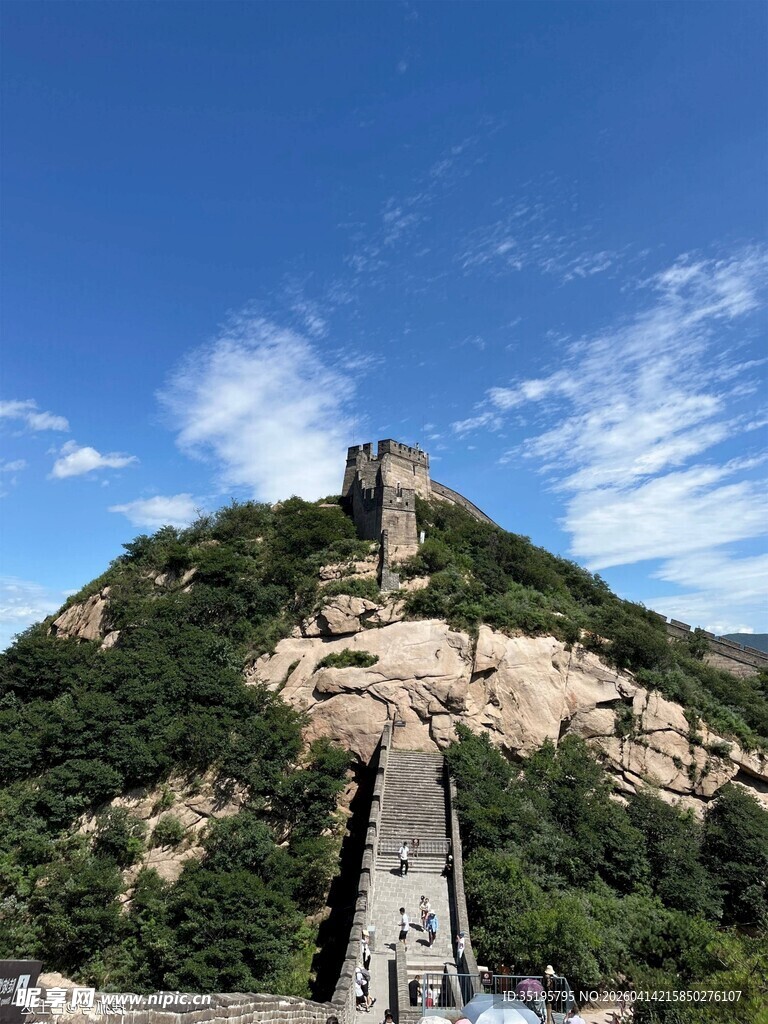 雄伟长城盘踞青山之巅