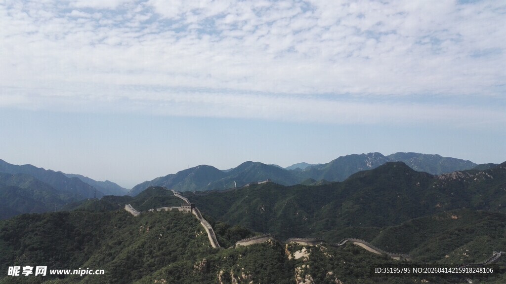 壮丽长城蜿蜒于山峦间