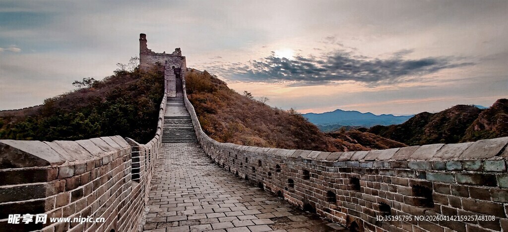 壮丽长城于黄昏美景