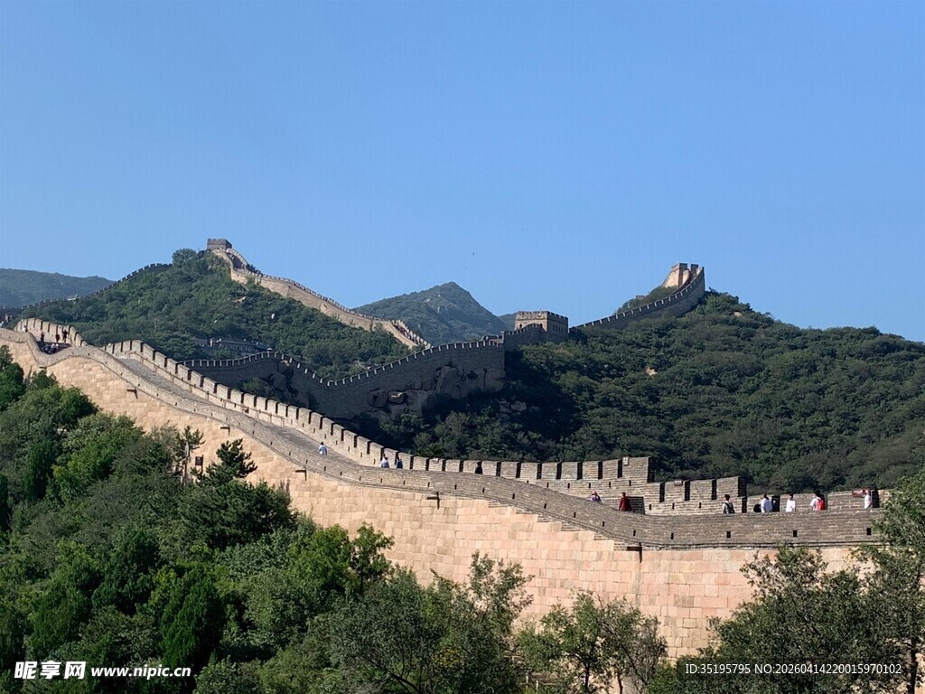 壮丽长城蜿蜒于青山之间
