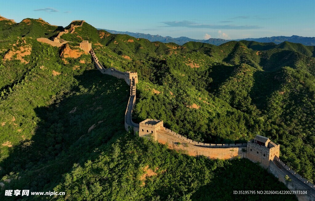 壮丽长城蜿蜒于青山间