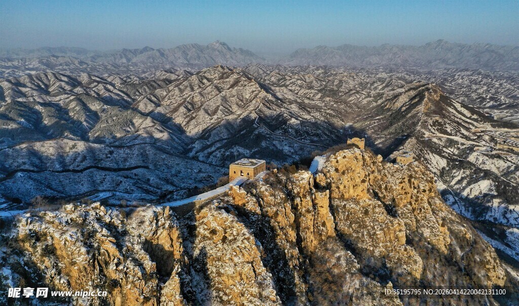 壮丽山峦雪景俯瞰图
