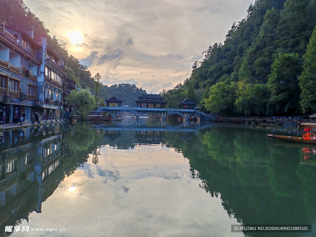 河畔小镇黄昏美景