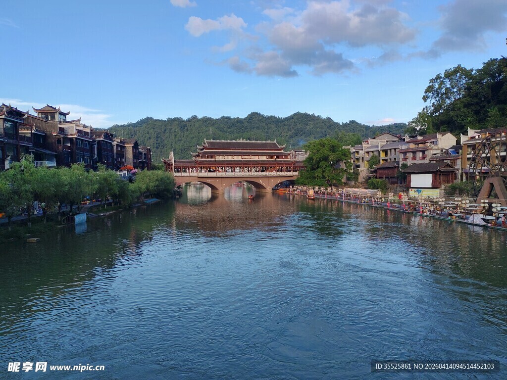 湘西凤水乡美景古朴建筑映于河