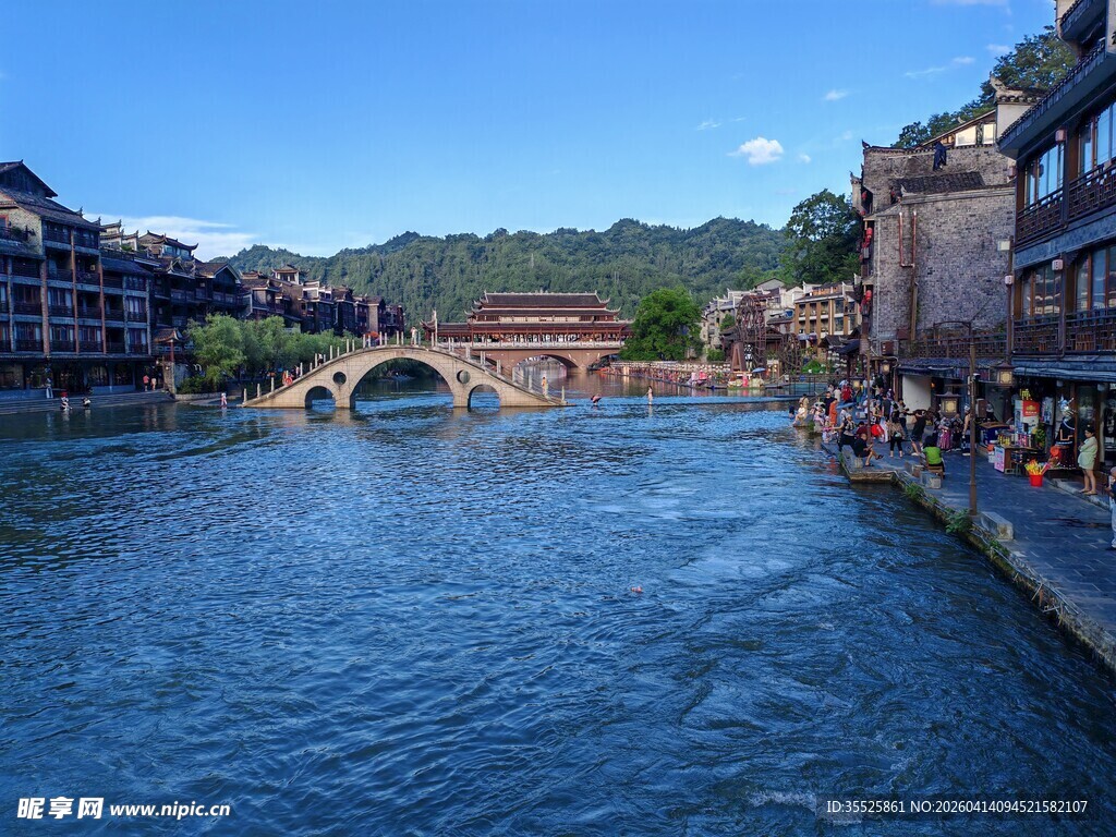 河畔石桥边的美丽风光