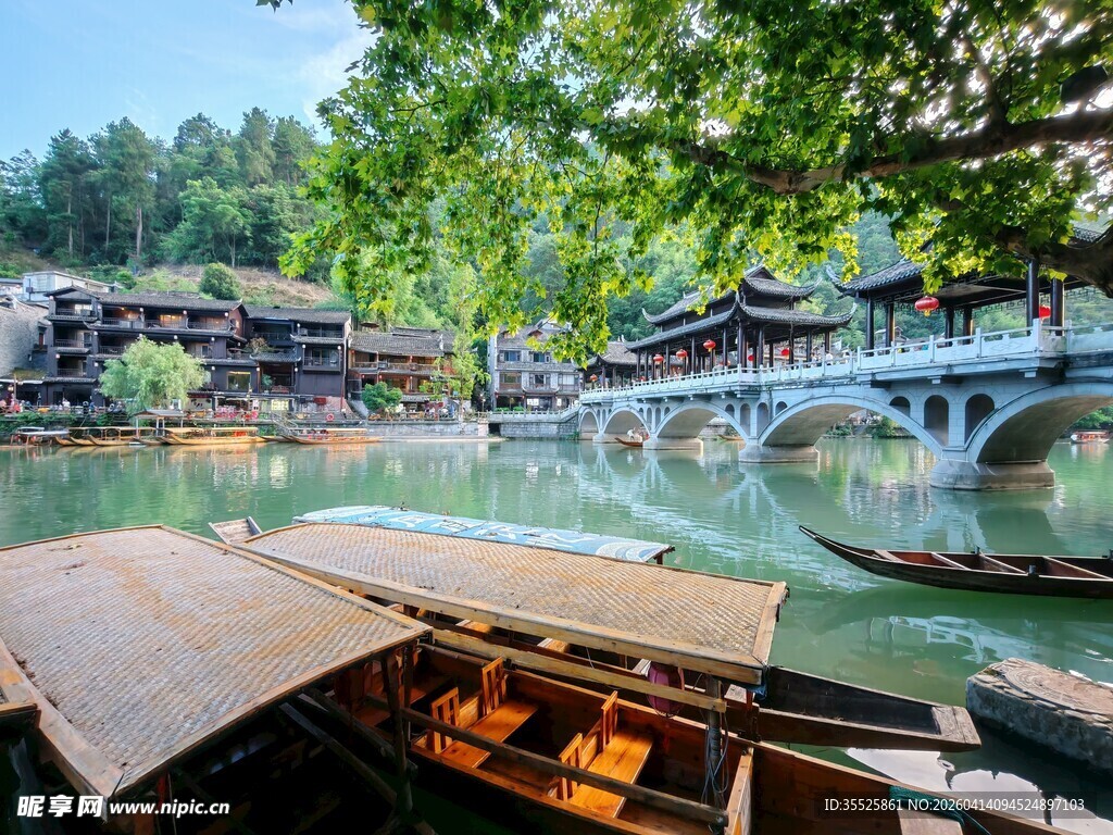 湘西水乡古桥旁的船只