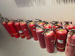 整齐排列的红色灭火器