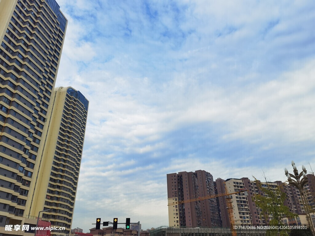城市高楼与蓝天白云景观