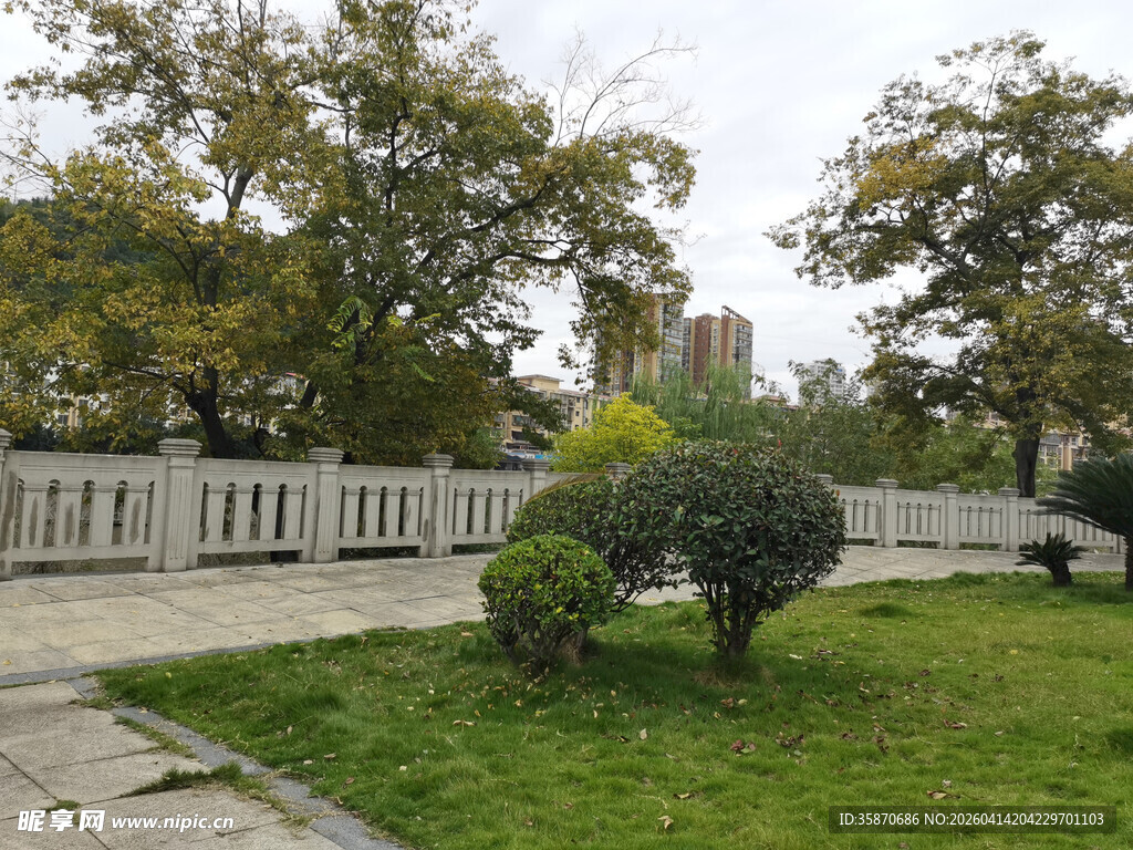 公园内的绿植与石栏景观