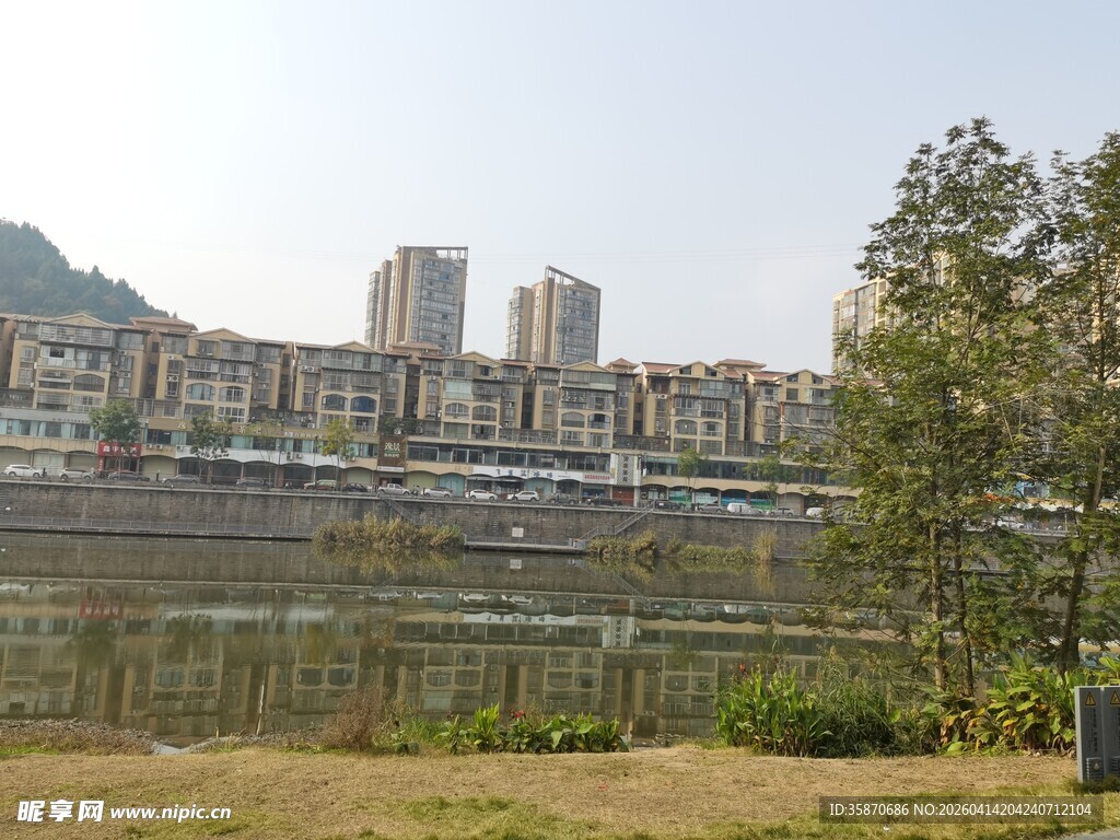 河畔高楼景观