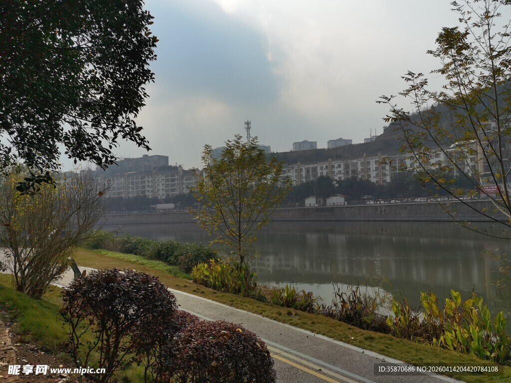 河畔漫步道自然好风光