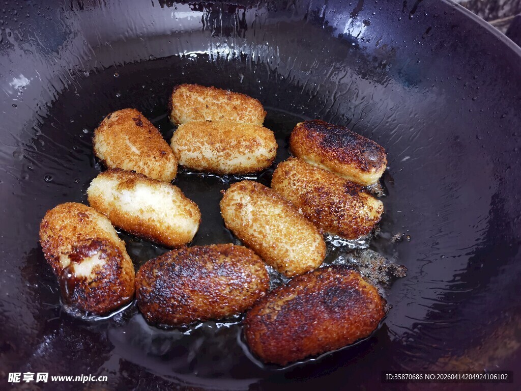 锅中煎炸的美味红糖糍粑