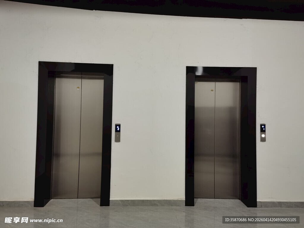 双电梯并立式现代空间