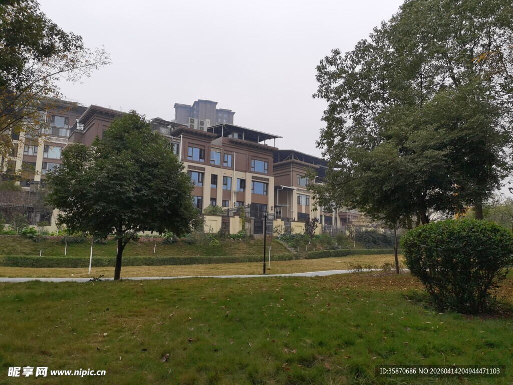 古典建筑旁的葱郁绿地