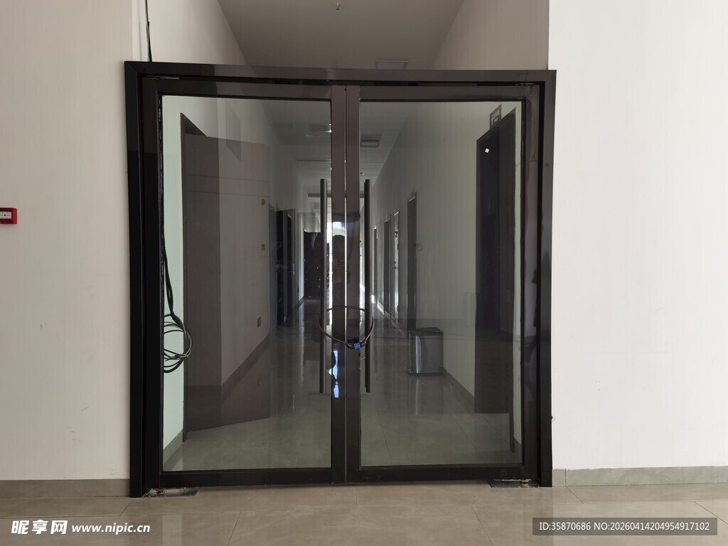 现代简约风格玻璃双开门