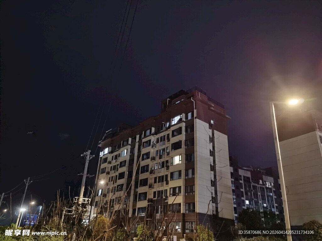 夜晚城市中的高层住宅楼