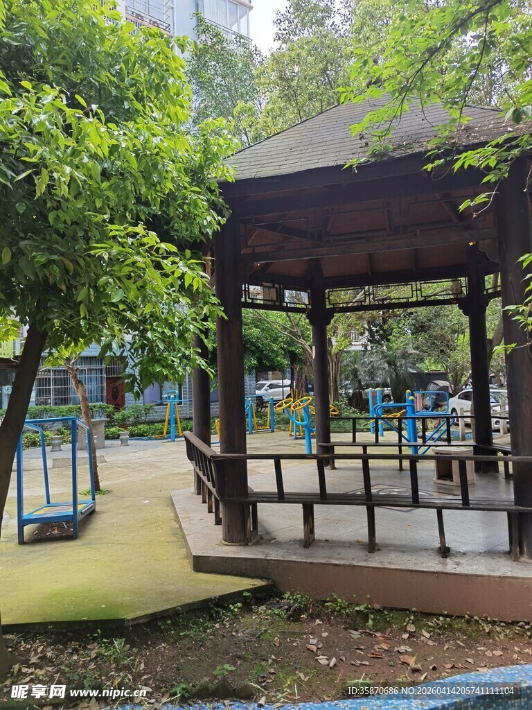 公园中的木质凉亭景观