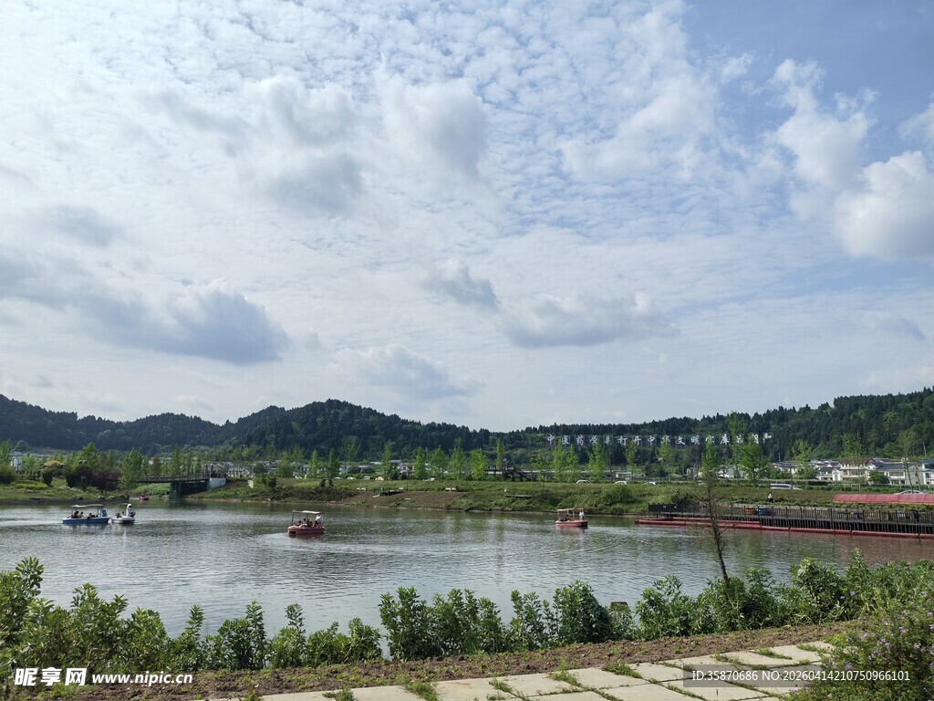 湖畔自然风光美景