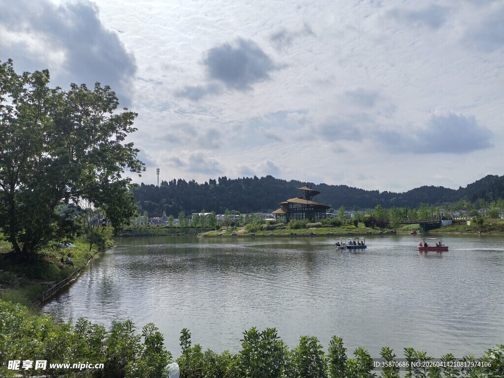 湖畔风光宁静自然美景