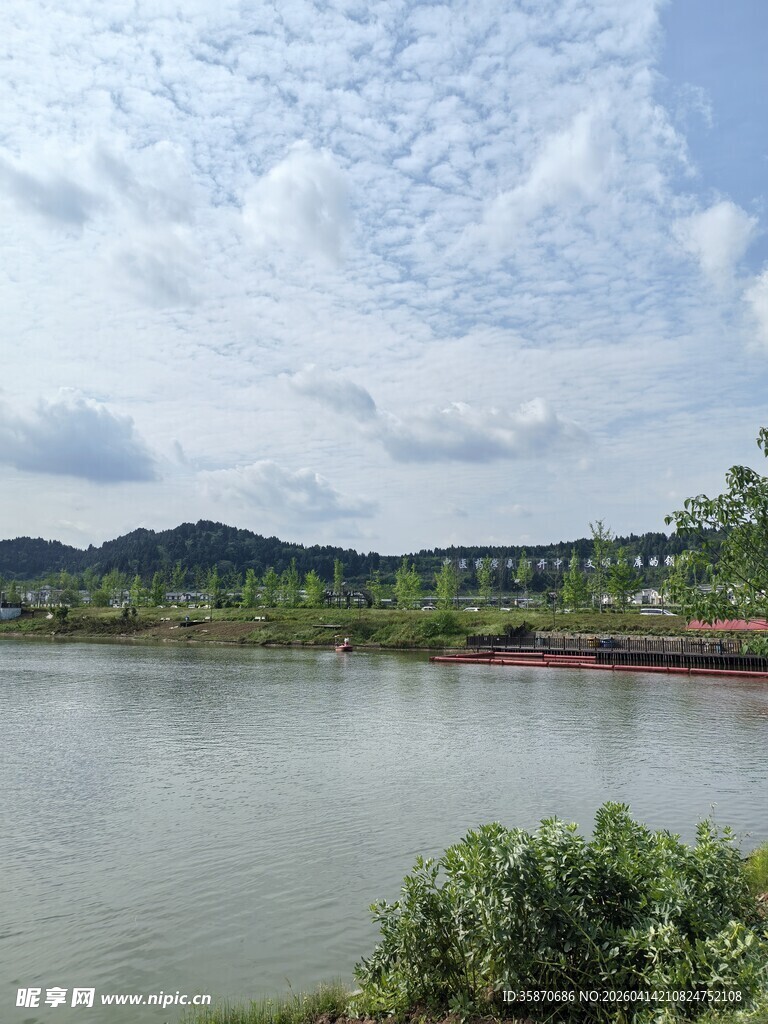 宁静湖畔自然风光