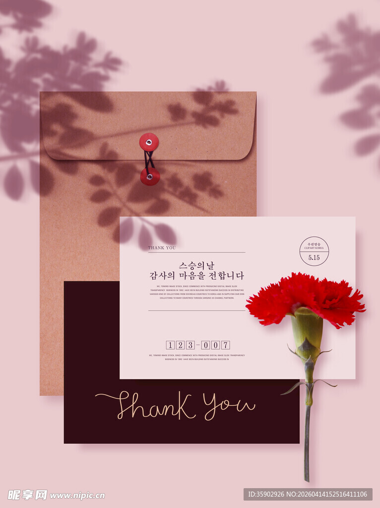 感谢贺卡与红康乃馨组合