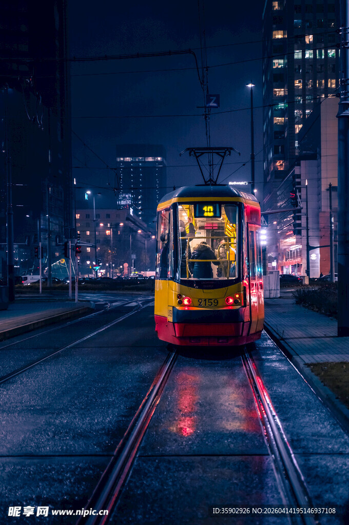 城市夜中行驶的有轨电车