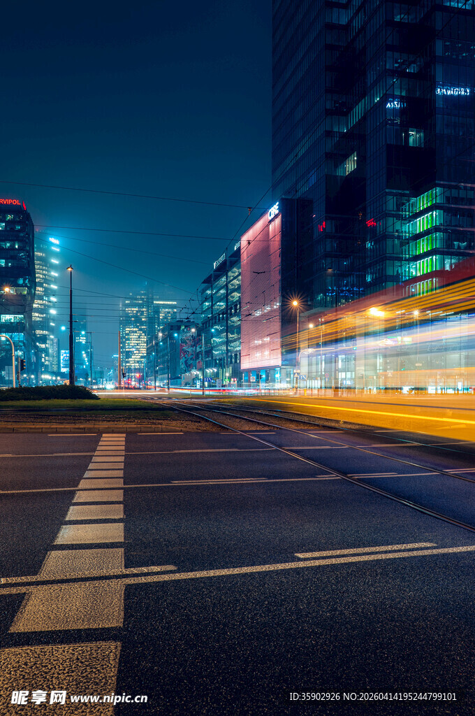 城市夜景中的空旷道路
