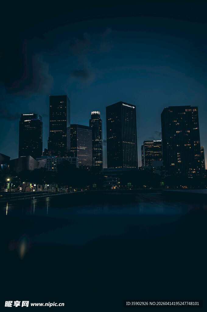 夜幕下的都市滨水天际线