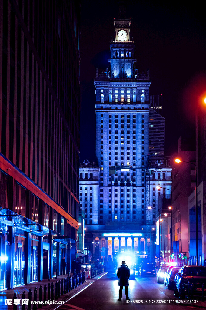 华沙夜晚的高耸建筑