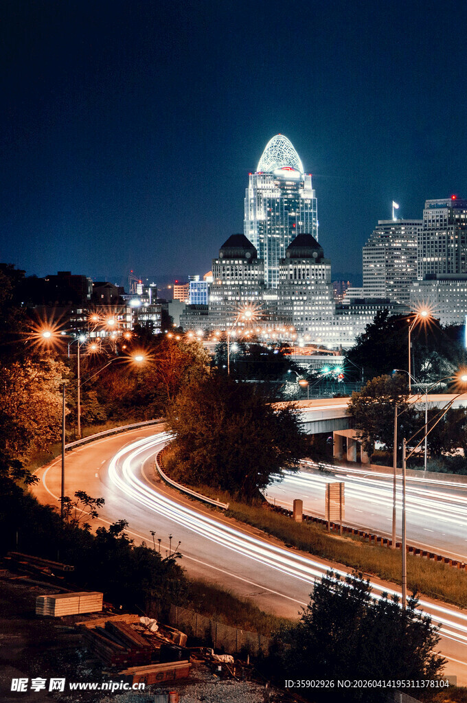 城市夜景中的蜿蜒公路