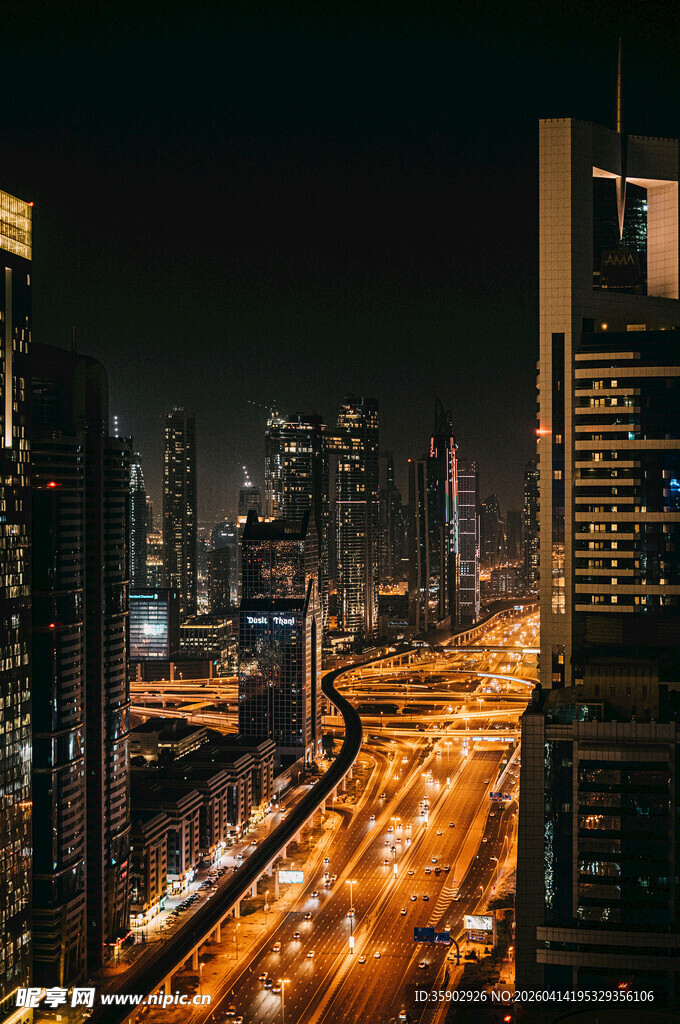 城市璀璨夜景车流如织