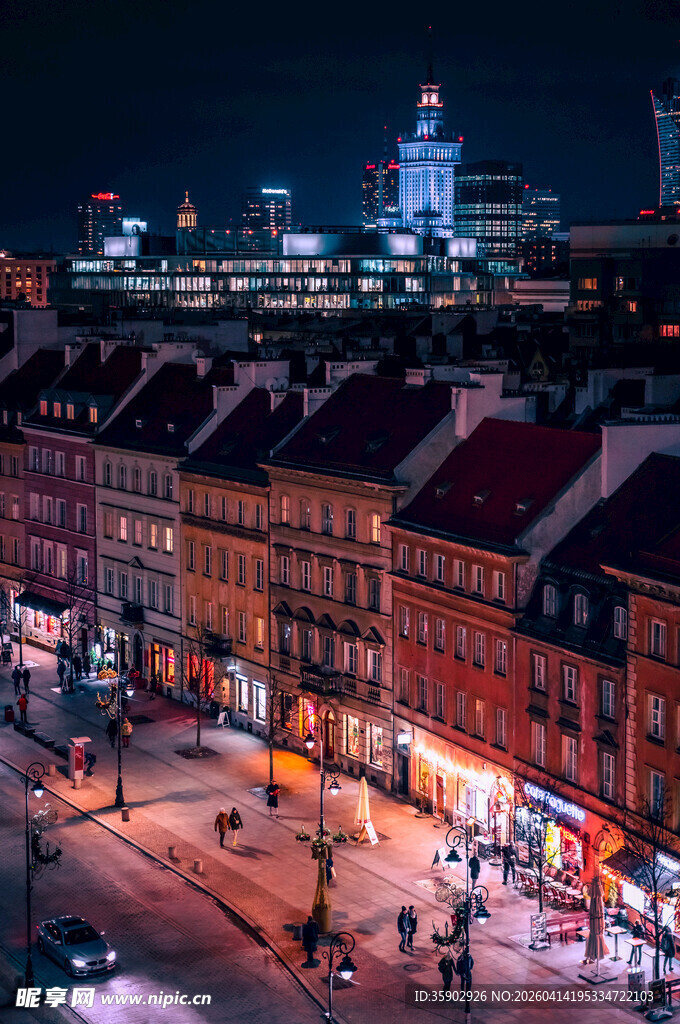华沙老城夜景璀璨街道