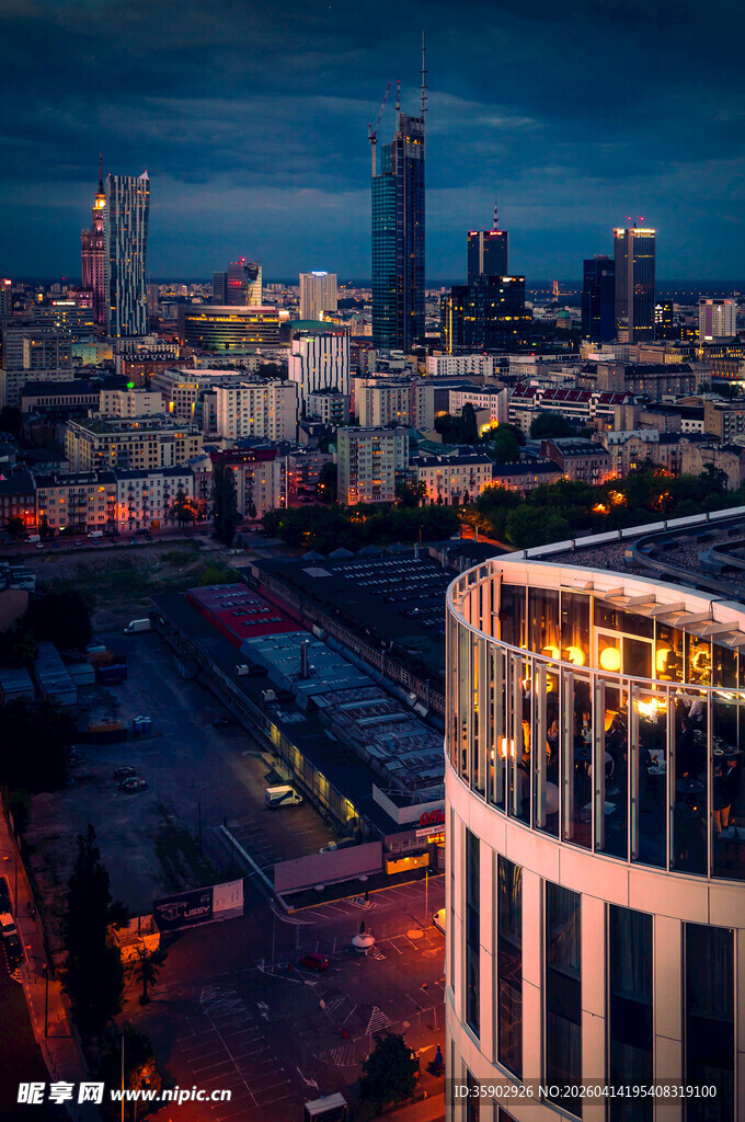 城市夜景中的现代建筑
