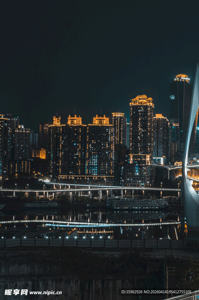 城市夜景中的璀璨建筑群
