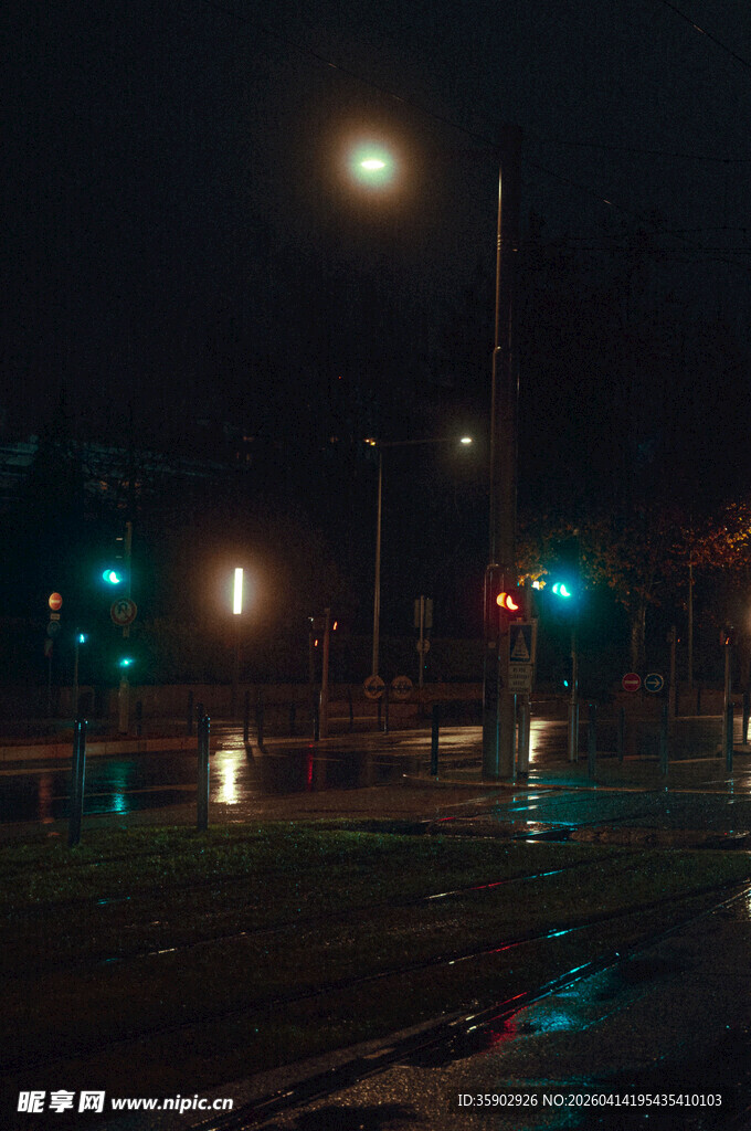 雨夜街头的路灯与积水