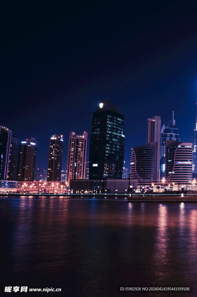 城市璀璨夜景水面倒影