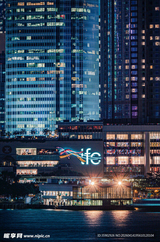 城市夜景中的鲜亮建筑标识