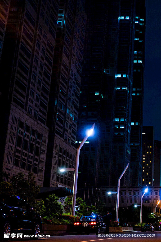 城市夜景下的街道与高楼