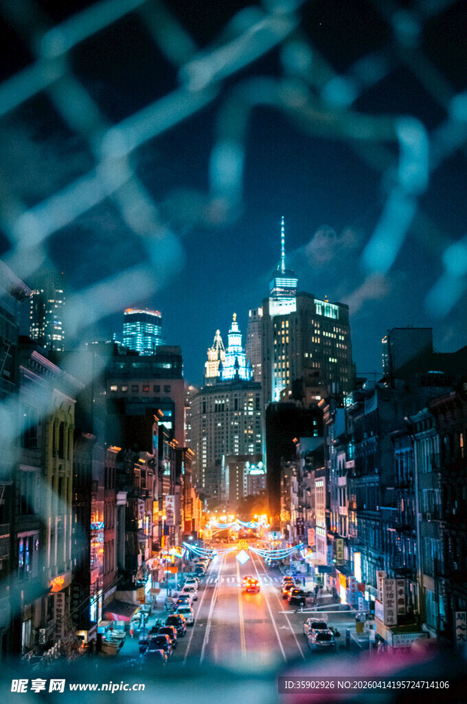 城市夜景中的繁华街道