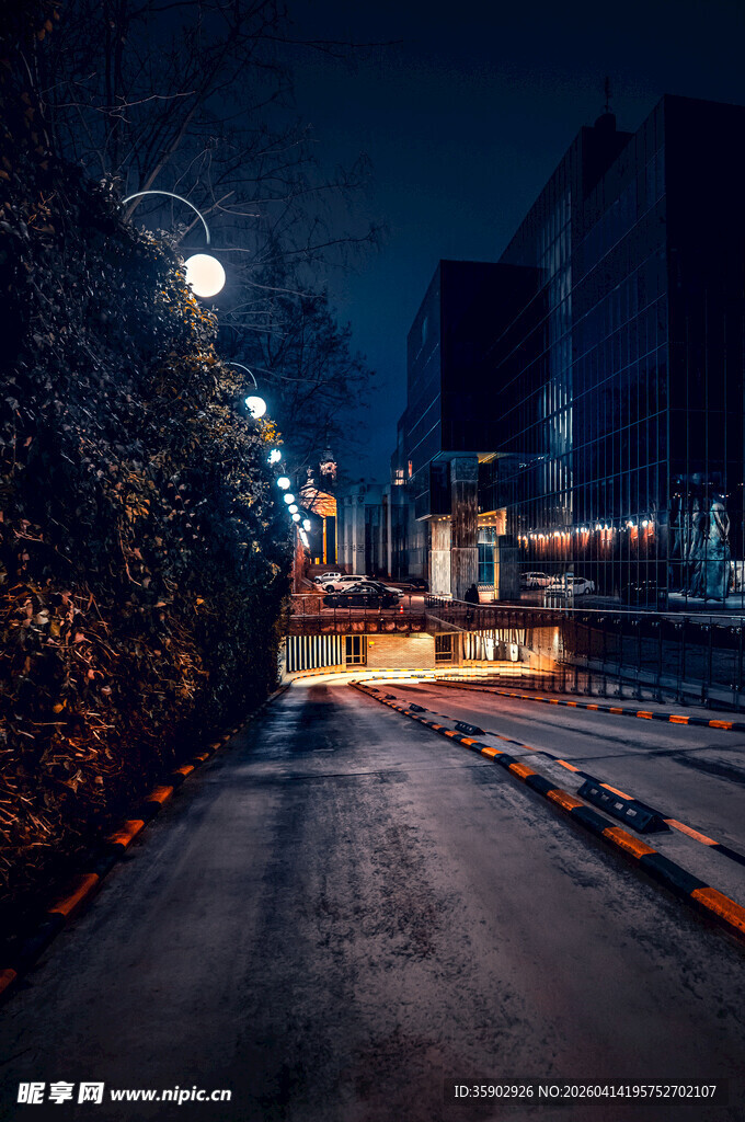 夜晚城市道路施工场景