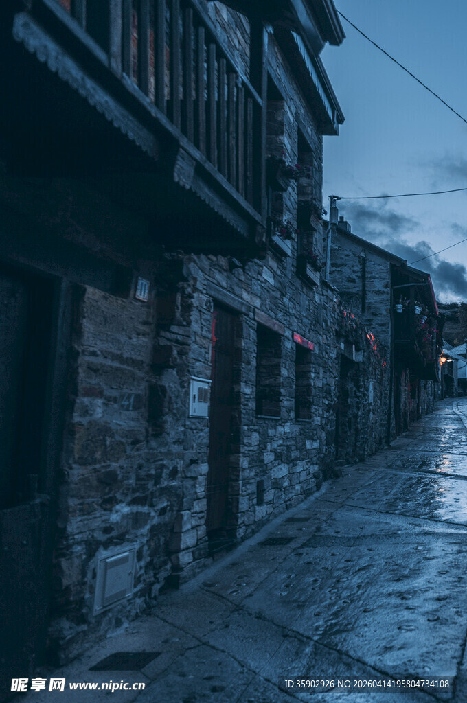 雨夜古巷静谧的石板路